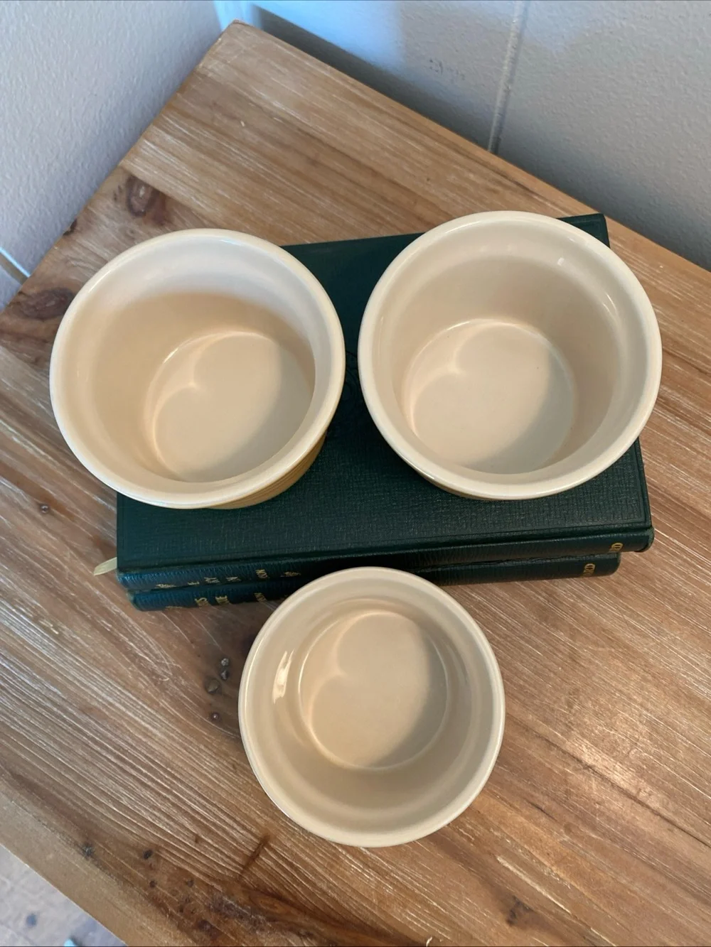 3 Le Creuset Stoneware Ramekin Set Baking Dishes France Kitchen Bakeware Yellow